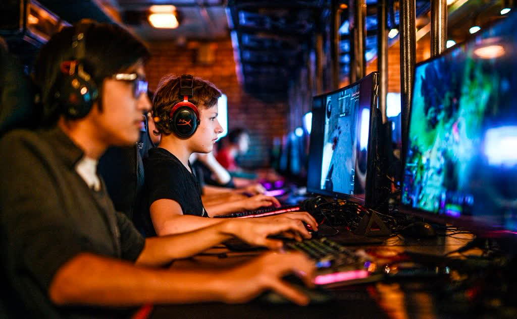 Изображение игры История киберспорта в мире: 7 фактов, даты и развитие Геймеры на игровом турнире